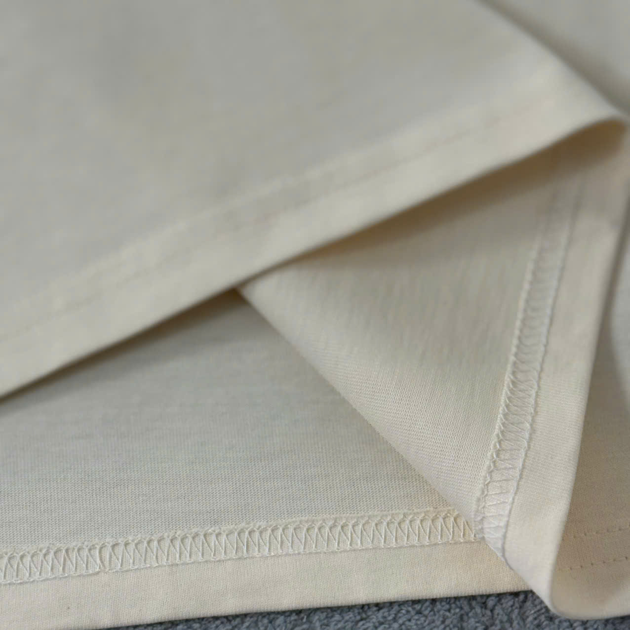 Áo thun boxy form rộng unisex màu kem, chất cotton mềm, dày dặn, dễ phối đồ. Mẫu basic dễ bán, phù hợp shop nhập sỉ giá tốt, nguồn hàng ổn định.