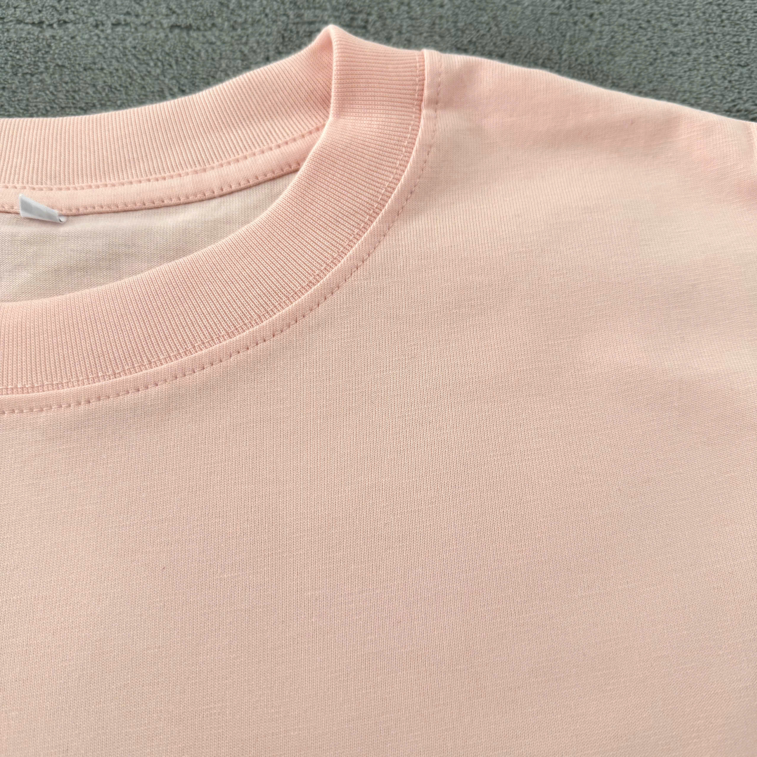 Áo thun form Boxy Fit Cotton 100% cao cấp với chất vải dày dặn, mềm mại, thấm hút tốt và giữ form chuẩn. Thiết kế unisex hiện đại, dễ phối đồ, phù hợp cho Local Brand, chủ shop và khách hàng yêu thích phong cách streetwear.
