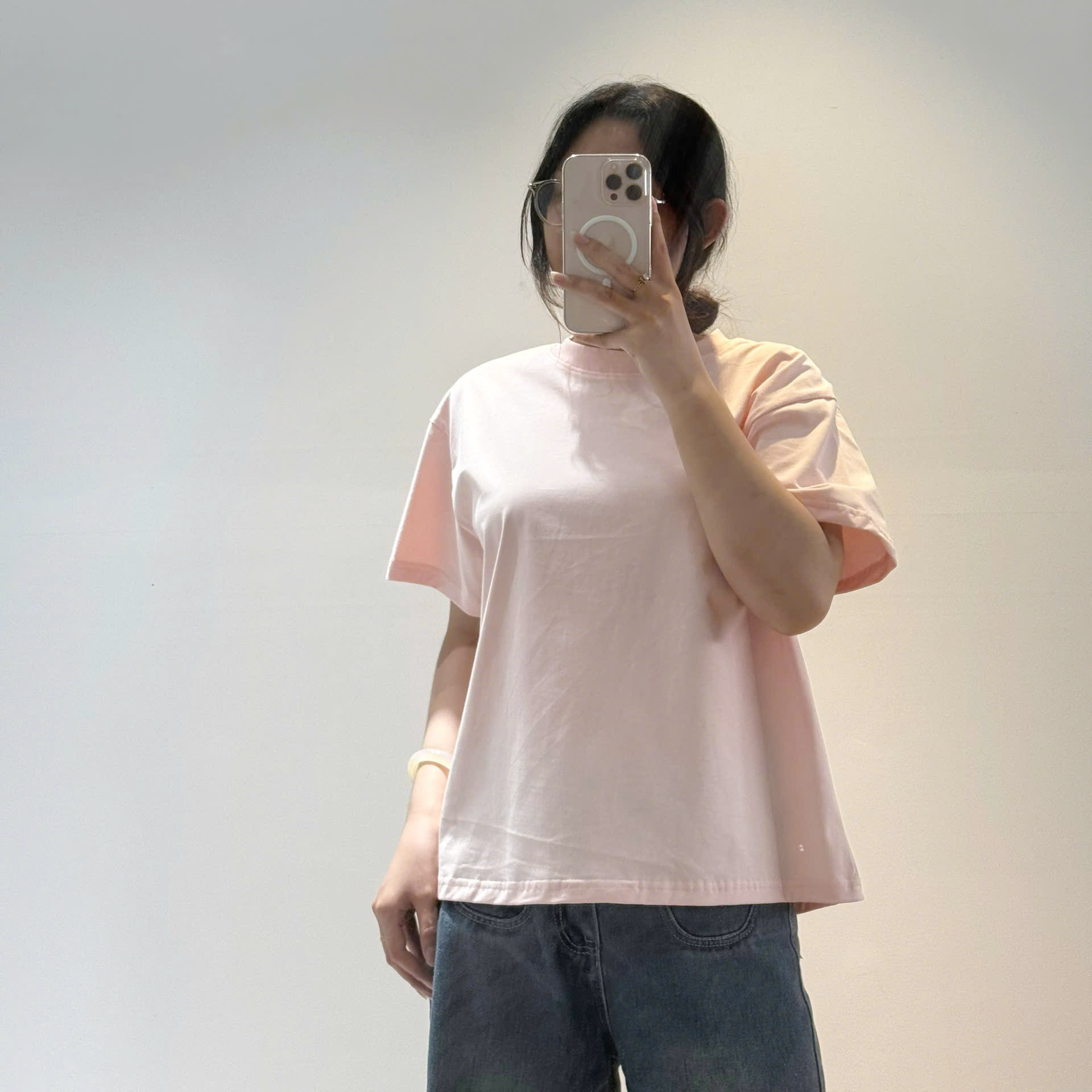 Áo thun form Boxy Fit Cotton 100% cao cấp với chất vải dày dặn, mềm mại, thấm hút tốt và giữ form chuẩn. Thiết kế unisex hiện đại, dễ phối đồ, phù hợp cho Local Brand, chủ shop và khách hàng yêu thích phong cách streetwear.