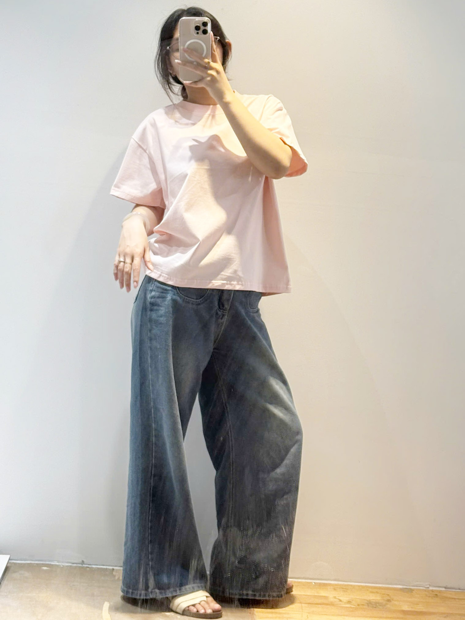 Áo thun form Boxy Fit Cotton 100% cao cấp với chất vải dày dặn, mềm mại, thấm hút tốt và giữ form chuẩn. Thiết kế unisex hiện đại, dễ phối đồ, phù hợp cho Local Brand, chủ shop và khách hàng yêu thích phong cách streetwear.