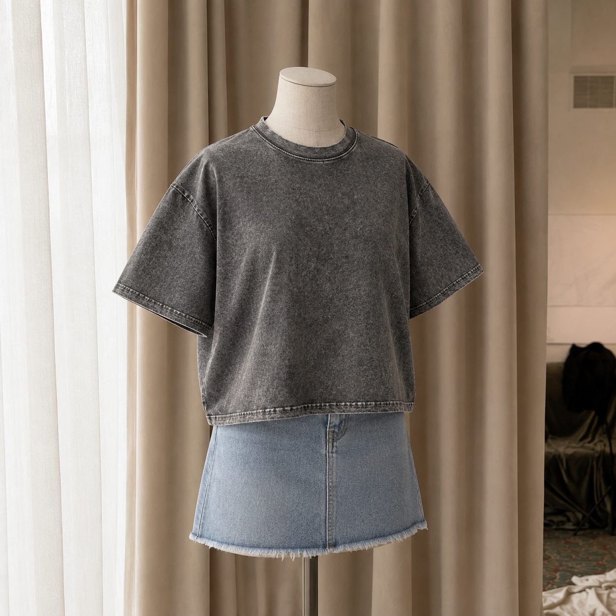 Áo thun Cotton Wash form Boxy được may từ chất liệu Cotton 100% cao cấp, bề mặt wash vintage độc đáo, mềm mại và giữ form chuẩn. Thiết kế unisex hiện đại, phù hợp cho Local Brand, chủ shop thời trang và các đơn vị đặt may số lượng lớn.